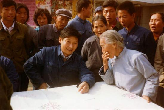 　　1983年，时任河北正定县委书记的习近平（前排居中），临时在大街上摆桌子听取老百姓意见。新华社发