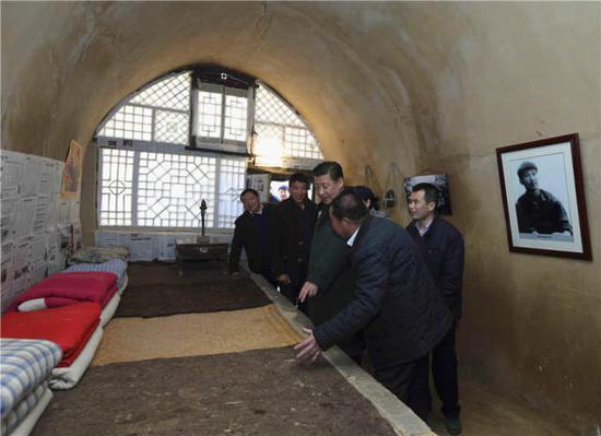 　　2015年2月13日，习近平在延安市延川县文安驿镇梁家河村察看自己当年住过的知青窑洞。新华社记者 兰红光 摄