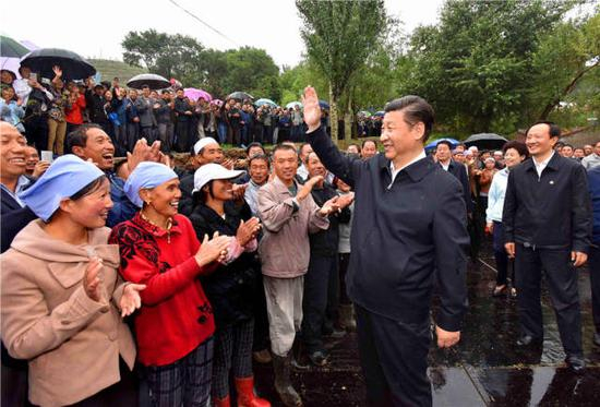 　　2016年7月18日，习近平在宁夏固原市泾源县大湾乡杨岭村调研考察时向村民们问好。新华社记者李涛 摄