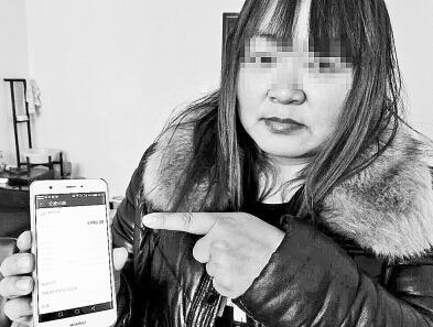 朱女士向记者展示儿子手机上的扣费记录