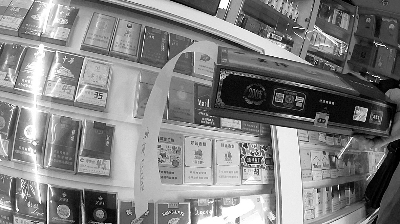 记者在一家烟店购买到天价烟，该店里的天价烟均未标价