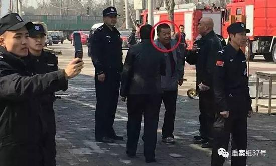 ▲ 图一光头男子、图二灰衣男子参与拖拽、放倒记者。