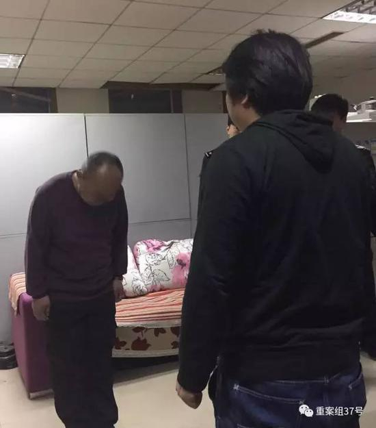 ▲2月27日晚，涉事保安向被打记者鞠躬致歉。 新京报记者 赵亢 摄