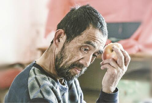 25日，这名男子陷入茫然沉思。对于他所指称的失踪期间的遭遇，警方已介入调查。