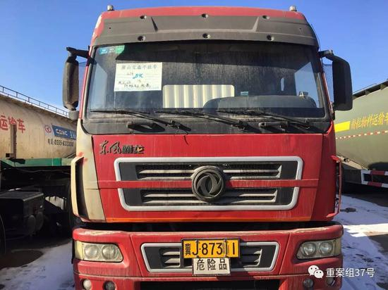 　　▲唐山市吉祥二手车交易市场内，一辆检测不达标的重型柴油车被销售，车上被标注”危险品“字样，据车行负责人描述，他们能使检测不达标的车辆通过检测，拿到年检合格证