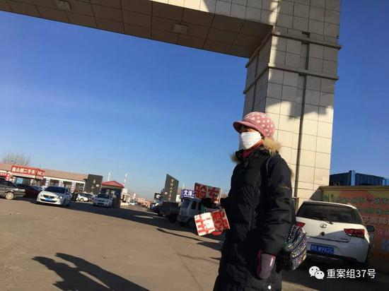 ▲唐山市吉祥机动车检测站位于吉祥二手车交易市场内，图为一名代检“车虫”在大门处招揽生意