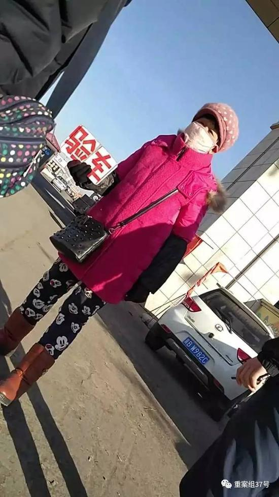 ▲河北唐山吉祥二手车市场门口，一名贩子手持验车牌子招揽顾客