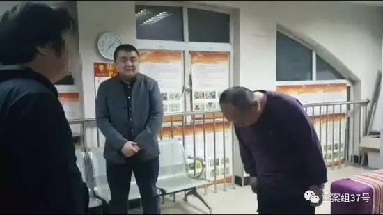 ▲2月27日晚，涉事保安向被打记者鞠躬致歉。 视频截图