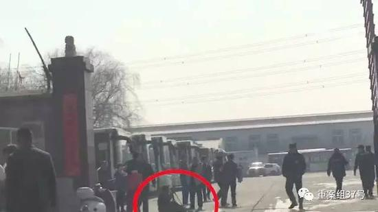 ▲新京报记者被打现场。 视频截图