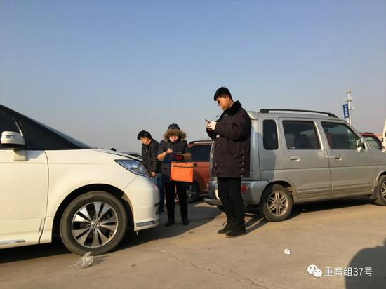 ▲在检测站内，一名代检“车虫”为车主代办年检业务