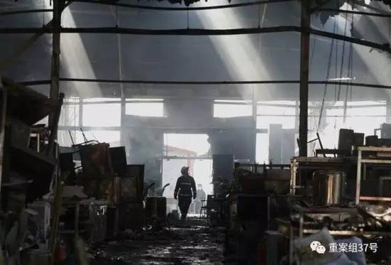 ▲来广营旧货市场火灾现场。 新京报记者 尹亚飞 李强 摄