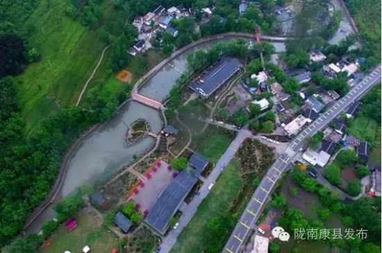 花桥是这几年重点打造的旅游示范村。花桥有美丽的传说，有原生态的乡村味道，有朴实憨厚的村民。