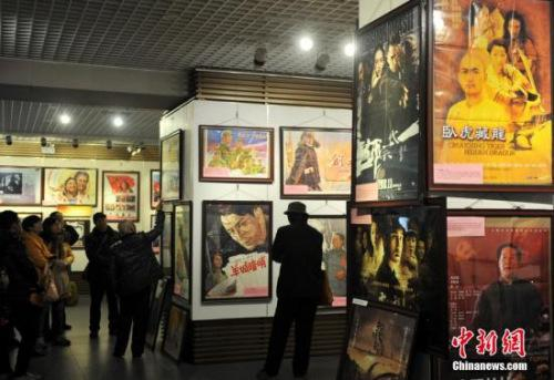 资料图：河北省图书馆内的“纪念中国电影110周年经典影片海报展”现场。中新社记者 翟羽佳 摄