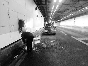 ▲一位的哥从外面拿了两个马桶，用消火栓里的水洗净后，准备拉回家。