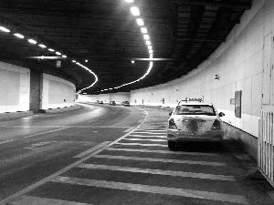 ▲隧道内，每隔几米就停着一辆出租车，的哥在车里休息。