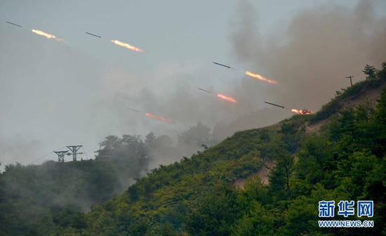 资料图：朝中社提供的实弹训练现场照片。