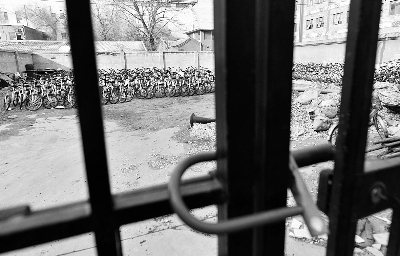 国粹苑艺术品交易中心旁边的院子里，“锁”着大量共享单车 摄/记者 郭谦