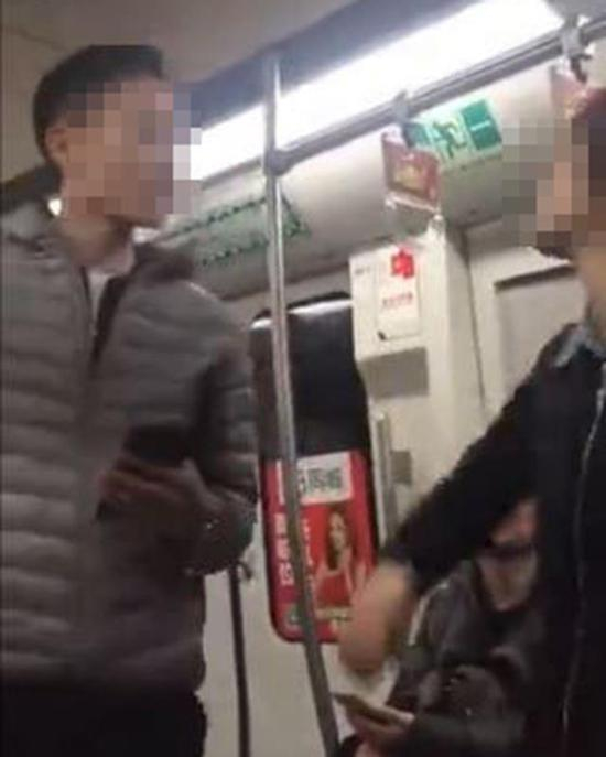视频显示，一男子在地铁辱骂两名女子，抢夺手机并将对方推出车门