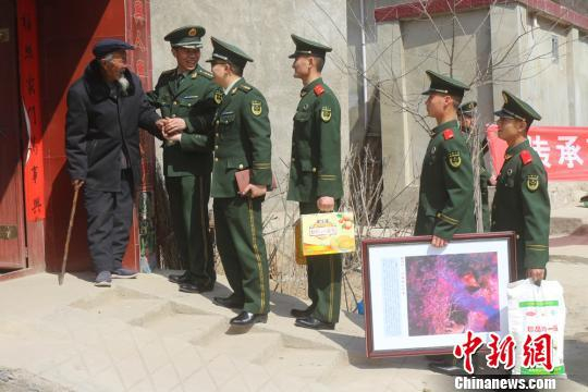 　　3月初，武警甘肃省森林总队陇南支队成县中队官兵带着这些疑问，探望慰问了邱少云生前所在班班长——志愿军老兵锁德成，近距离聆听英雄故事。　安军斌　摄