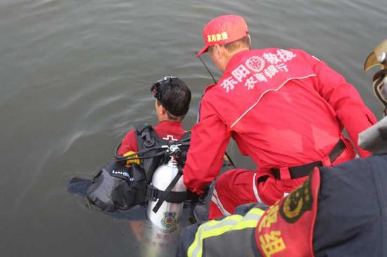 ▲救援人员下湖营救