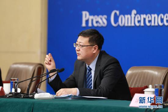 　　3月9日，十二届全国人大五次会议新闻中心举行记者会，邀请环保部部长陈吉宁就“加强生态环境保护”的相关问题回答中外记者的提问。图为环保部部长陈吉宁回答记者提问。新华网/中国政府网 孙韬 摄