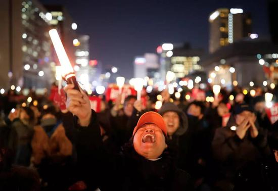 △3月9日，朴槿惠弹劾案宣判前夕，韩民众再举行大规模烛光集会。图自视觉中国