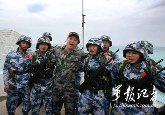 阎维文下部队为兵服务。