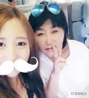 ▲郑维罗和母亲崔顺实。