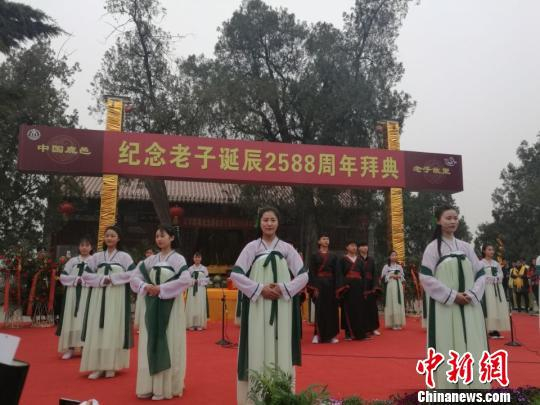 图为公祭现场，礼宾人士齐颂《道德经》。　刘鹏　摄