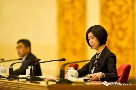 2011年总理记者会。张璐担任翻译。