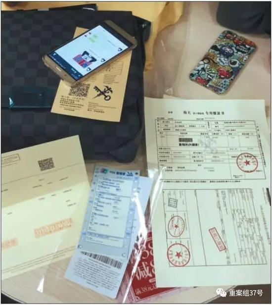 　　▲“跑货仔”带来的假LV、假Coach包样品，每个都配有“发票套装”（包括刷卡银行小票、商场消费小票和海关单据）。　　新京报记者 大路 摄