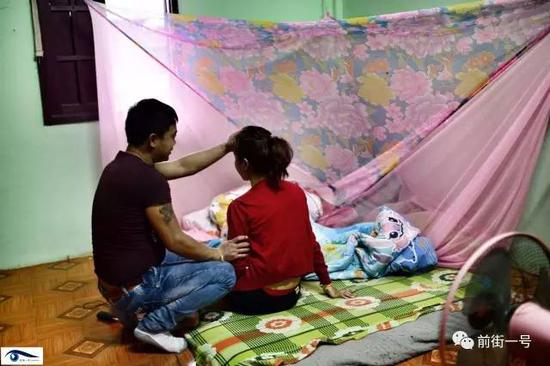 向杰陪着妻子阿笋。