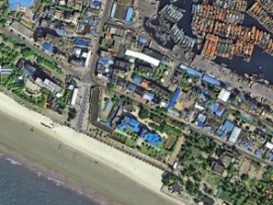 图为广西壮族自治区北海的岸边，沙滩上可以看见不少游人。