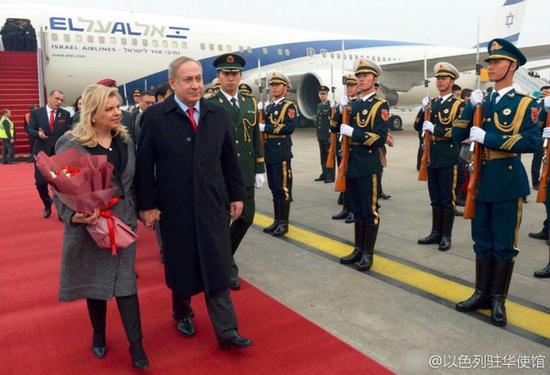 　　▲3月19日下午，以色列总理本雅明·内塔尼亚胡与夫人顺利抵达北京首都国际机场，开始对中国为期四天的正式访问。来源：以色列驻华使馆。
