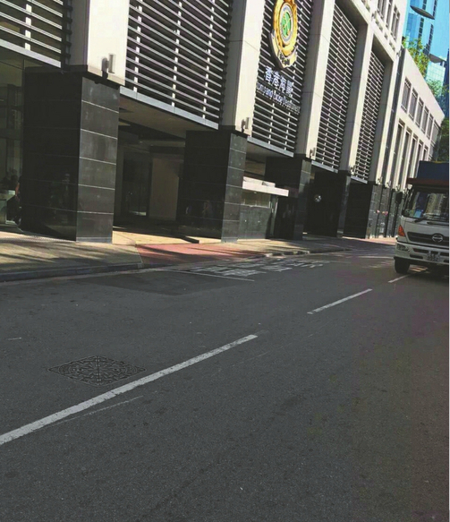 2015年11月18日，周先生一家到香港海关协助调查。