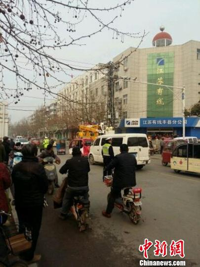 事故现场。网友提供视频截图。　朱志庚　摄