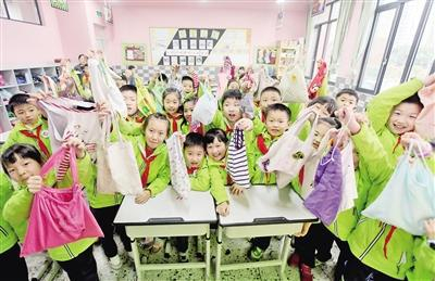 童心小学同学展示自制垃圾袋。