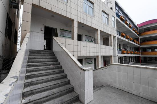 ↑这是发生踩踏事件的河南省濮阳县第三实验小学厕所（3月22日摄）。新华社记者李博摄