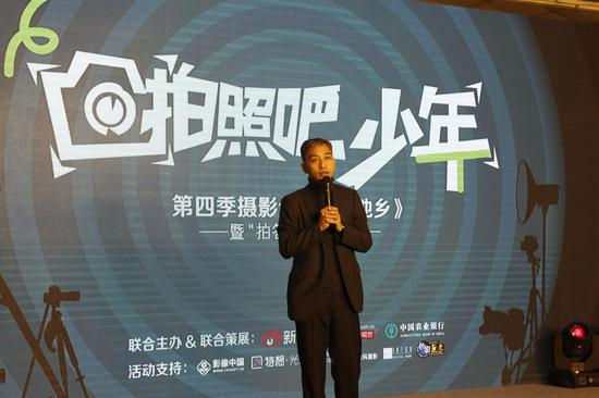 新浪网副总裁、新闻总编辑周晓鹏在开幕式上致辞。