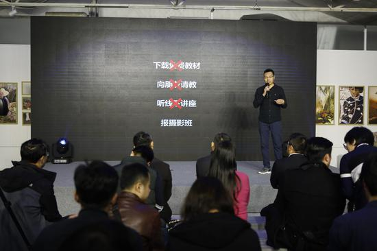 新浪图片总监翟红刚在介绍拍答项目。