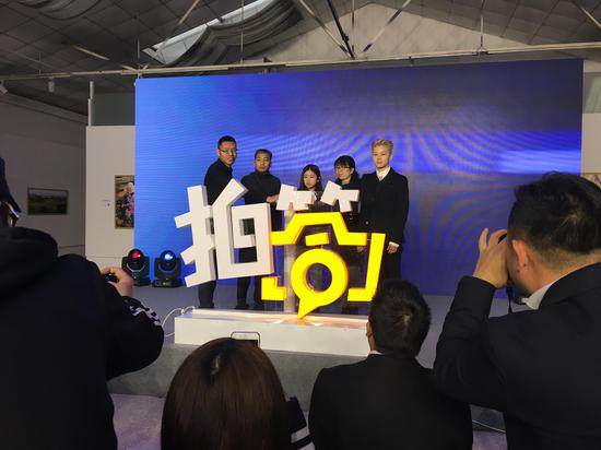 　　新浪网副总裁、新闻总编辑周晓鹏（左二），新浪图片总监翟红刚（左一），答主代表、北京电影学院副教授、策展人朱炯（右二），中国著名时尚摄影师童梦（右一），以及拍答天使用户代表陈诗莹（中）等人共同启动了“拍答”。