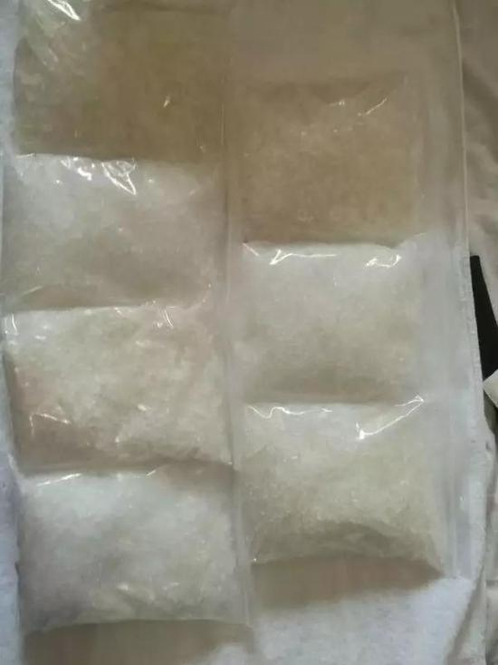 一位吸毒者和他的吸毒工具。