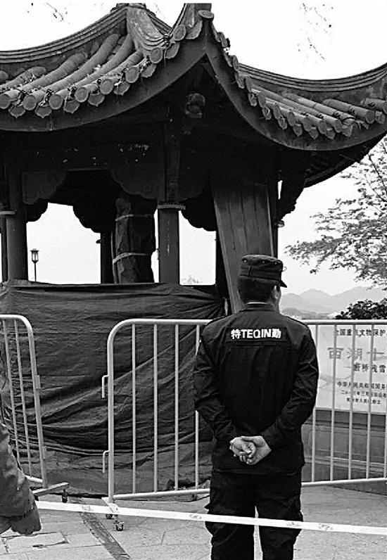 记者到现场时，石碑已经用布严严实实地包裹住。