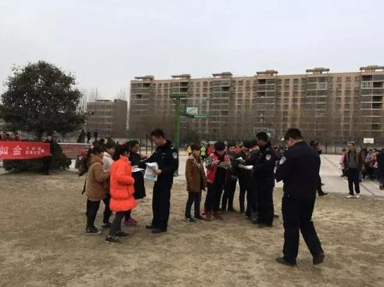 禁毒宣传走进校园，告诫青少年远离毒品。