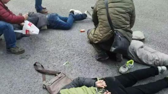 警察突击抓捕现场，涉案嫌犯都是年轻人。
