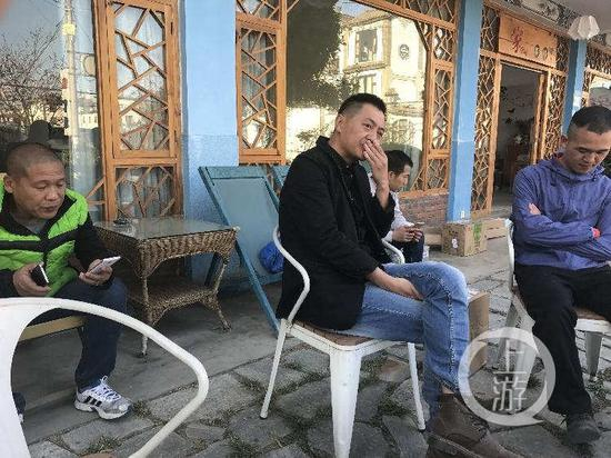  客栈老板愁眉苦脸