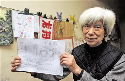 缪新介绍自己住院时给医护人员画速写的情况。 本报记者 李斌摄