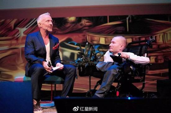 瓦列里（右）接受媒体访问