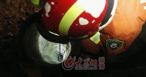 01：11救援消防官兵正在跟孩子说话