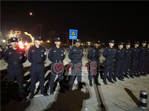 23：58特警拉起警戒线保证现场救援秩序